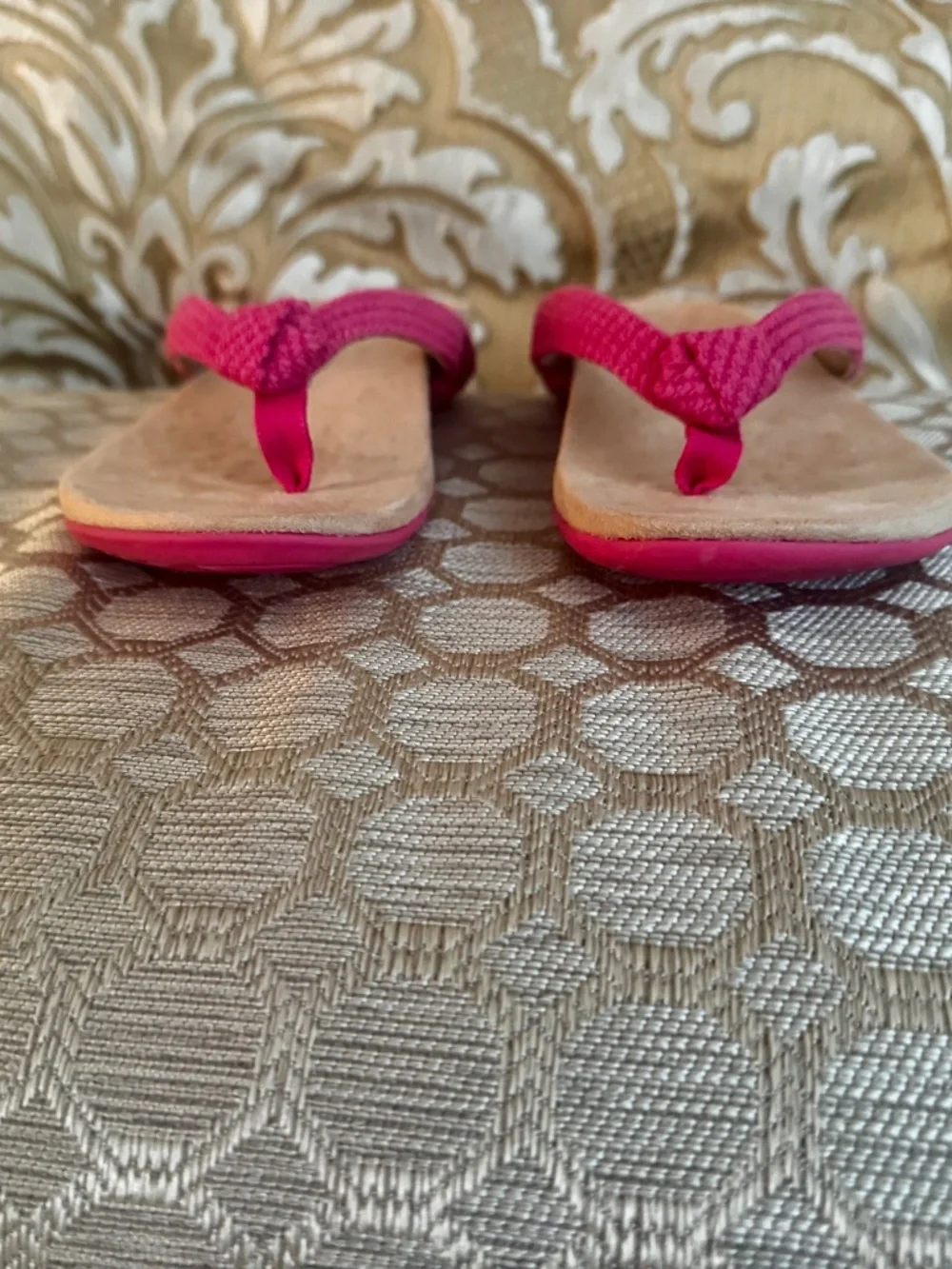 Vionic Mattie Thong Sandal In Bright Pink - Size 8 - EUC